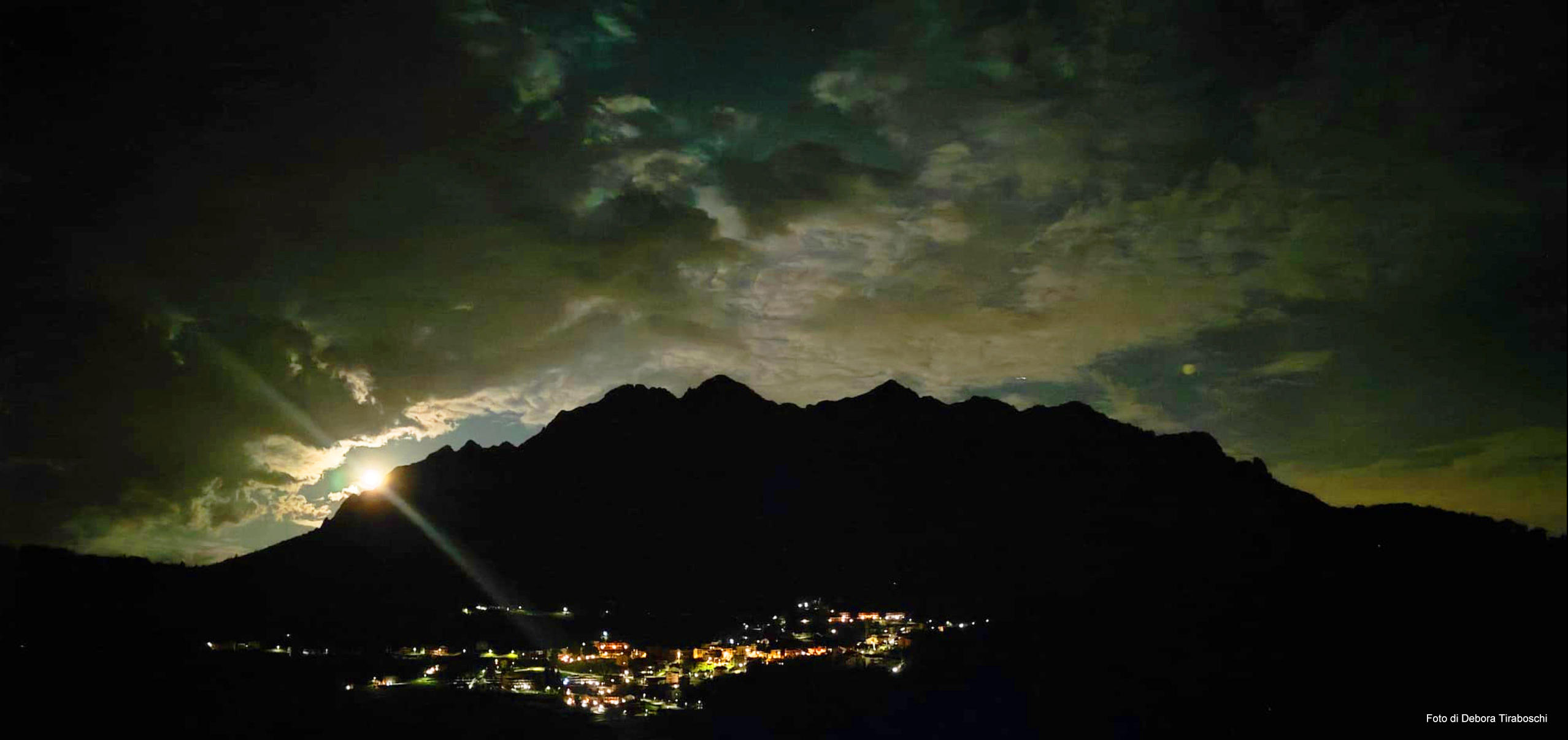 B&B Drago 48: Panorama notturno di Oltre il Colle, visto dalla frazione Zorzone - Foto di Debora Tiraboschi